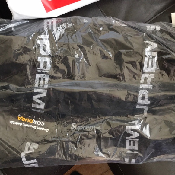 Supreme large duffle bag DS NWT - Picture 2 of 3